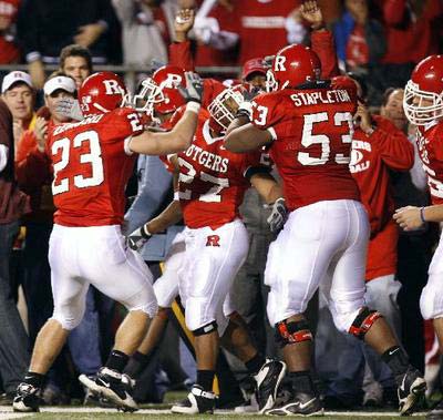 Hudson Valley alum Darnell Stapleton (No. 53) celebrates with his teammates after a Rutgers touchdown.